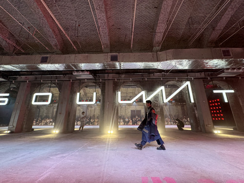 河北傳媒學(xué)院服裝大秀綻放織音1953時(shí)尚秀場(chǎng)